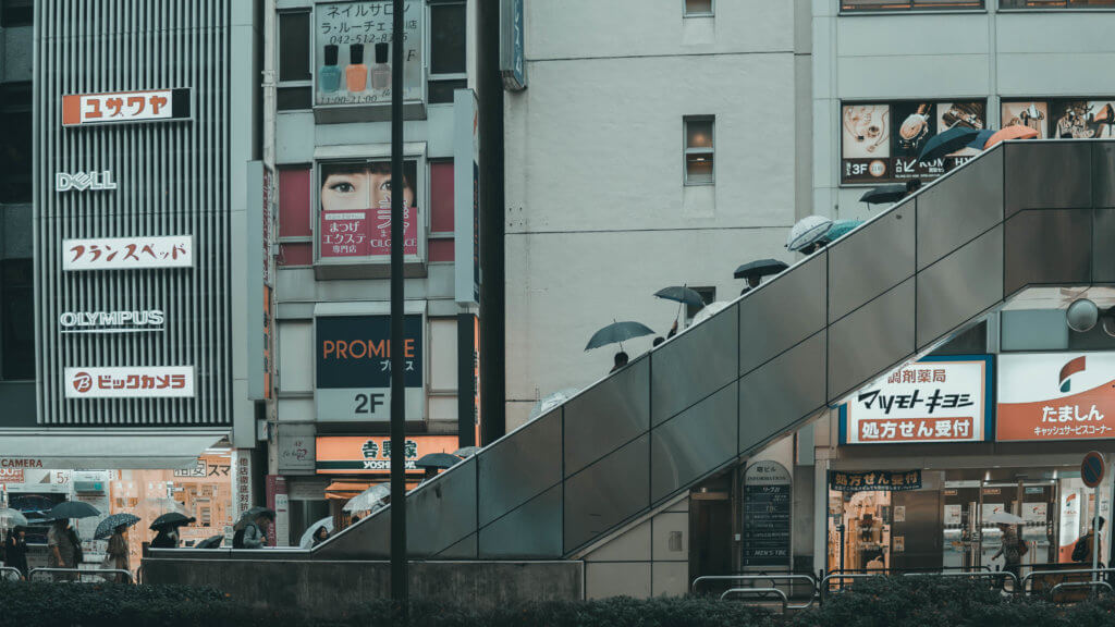 Japanese customs train station manners etiquette which side to stand on