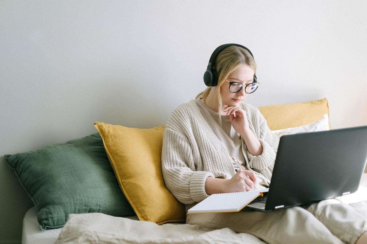 japanese listening on laptop japanese listening on laptop