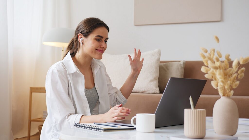student-guide-to-taking-online-Japanese-lessons-gestures female teaching online japanese lessons