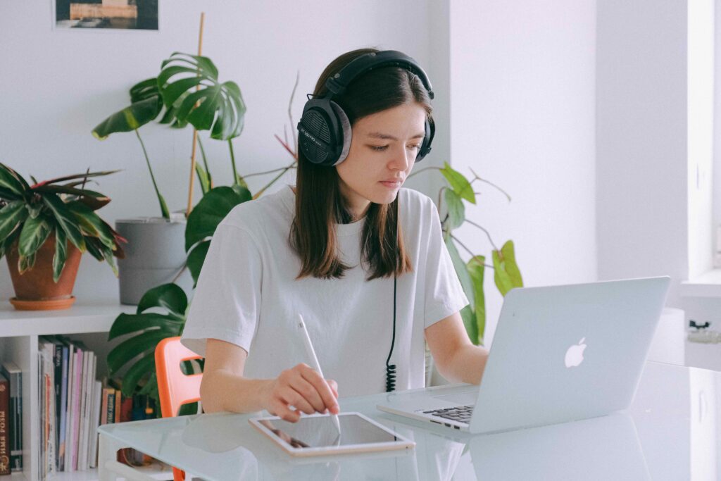 student-guide-to-taking-online-Japanese-lessons-headphones Choosing the right headphones for online Japanese lessons
