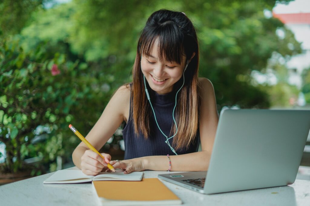 student-guide-to-taking-online-Japanese-lessons-study-time Student taking online Japanese lessons