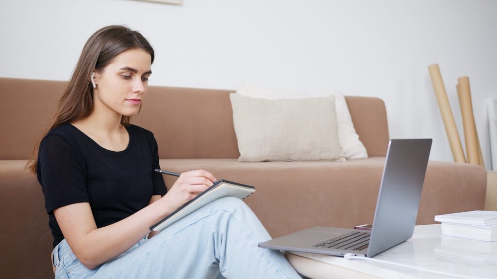 student-guide-to-taking-online-Japanese-lessons-warm-ups student taking notes at online japanese lessons