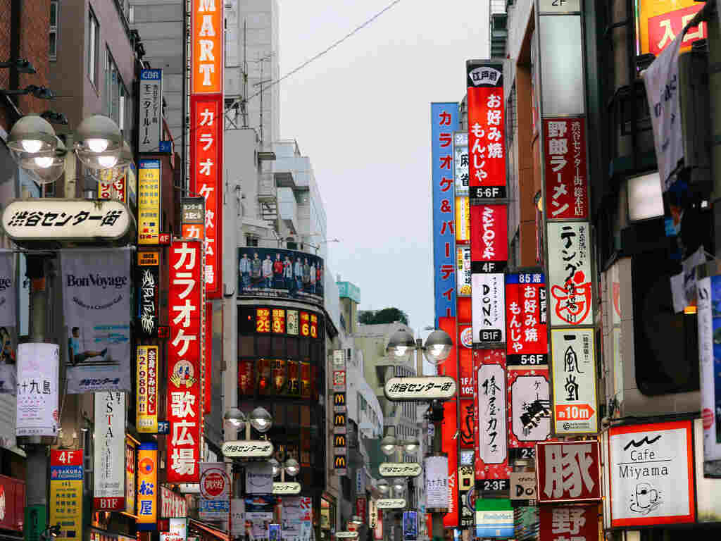 Life in Tokyo street Life in Tokyo City