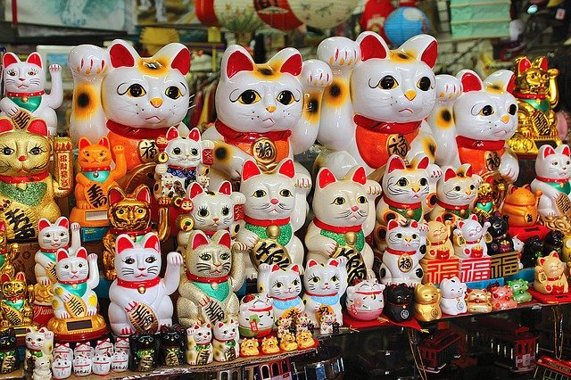 Shrines in Tokyo - Maneki Neko Maneki Neko in shrines in Tokyo