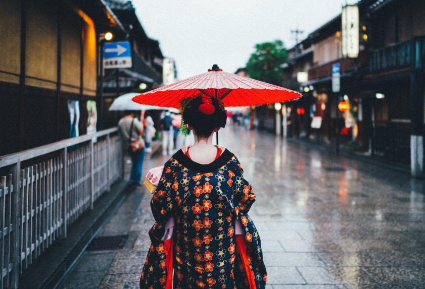 tianshu-liu-khQY5Eu-aa0-unsplash geisha walking around old town in japan