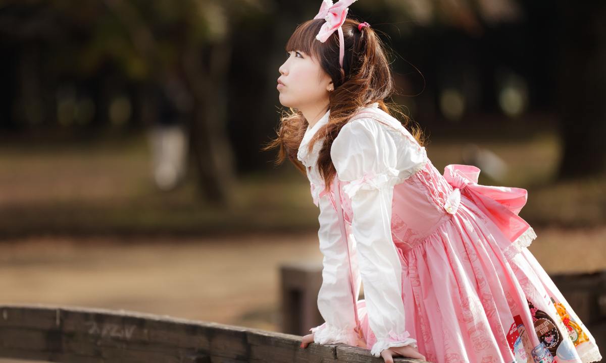 Japanese Fashion 5 Japanese fashion subculture - girl dressed in cute pink and white lolita outfit