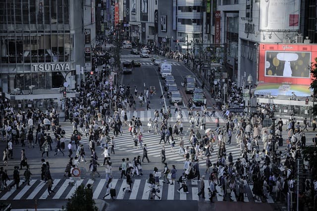 shibuya-pixabay (1) scenery of shibuya crossing filled with pedestrians