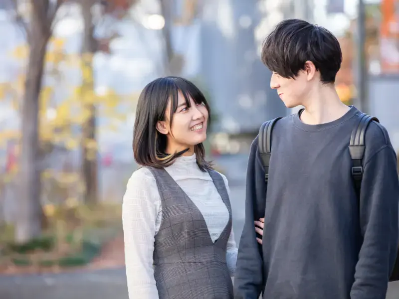 how to confess your feelings naturally using Japanese love sayings, this couple seems to really be in love, potentially after using these phrases.