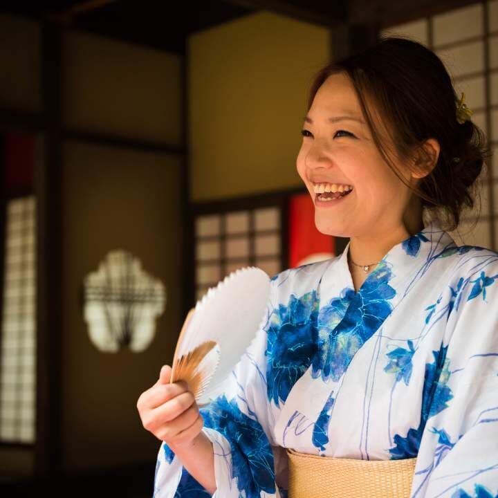 Japan in Japanese 4 Native Japanese speaker in kimono
