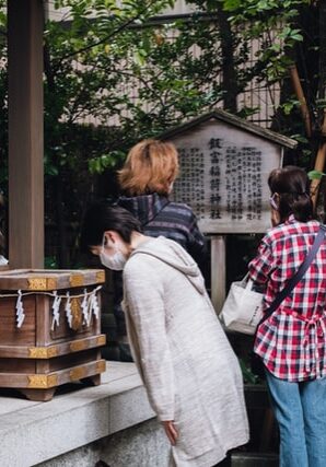 Shrines in Tokyo - donate and pray Shrines in Tokyo - donate and pray